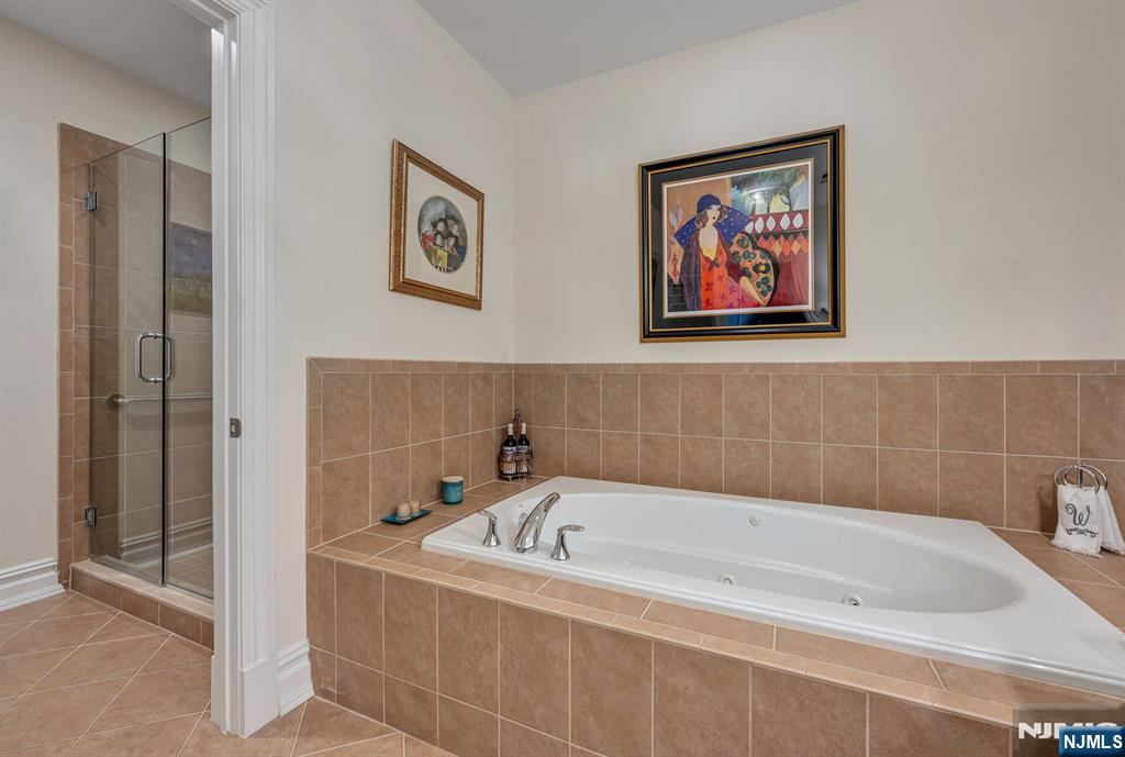 2310 Rio Vista Lane, Unit 2310 Northvale, NJ 07647 - Photo 22 of 49 a bathroom with bathtub and window