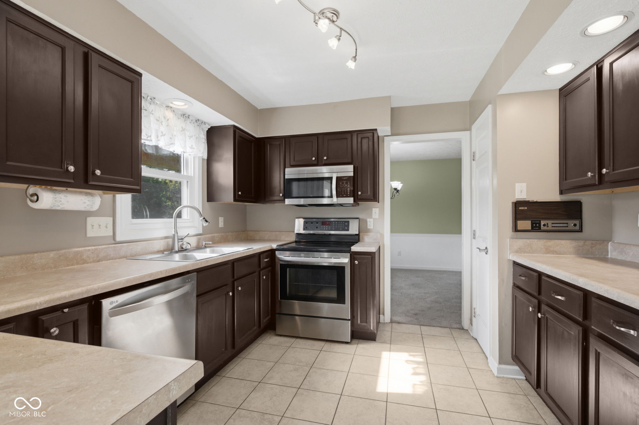 7957 Castle Lake Road Indianapolis, IN 46256 - Photo 12 of 53