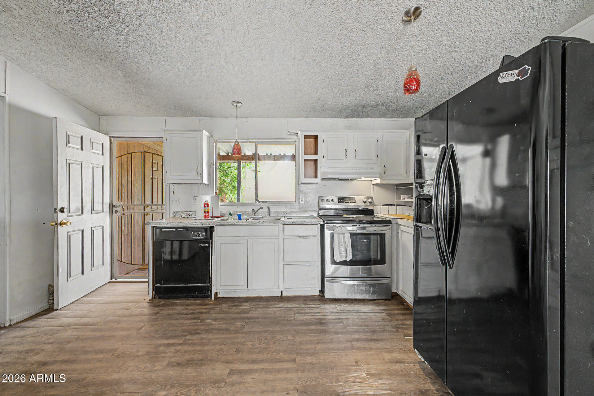 8595 North Palo Verde Road Florence, AZ 85132 - Photo 10 of 41 a kitchen with granite countertop a refrigerator stove and oven