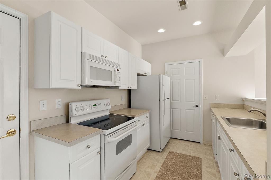 13 North Squirrel Road Auburn Hills, MI 48326 - Photo 27 of 63
