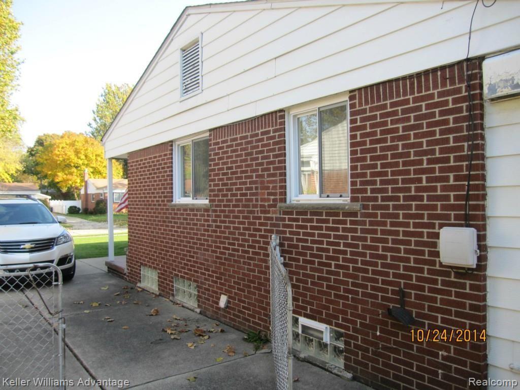 17351 Rougeway Street Livonia, MI 48152 - Photo 3 of 17 NEWER WINDOWS