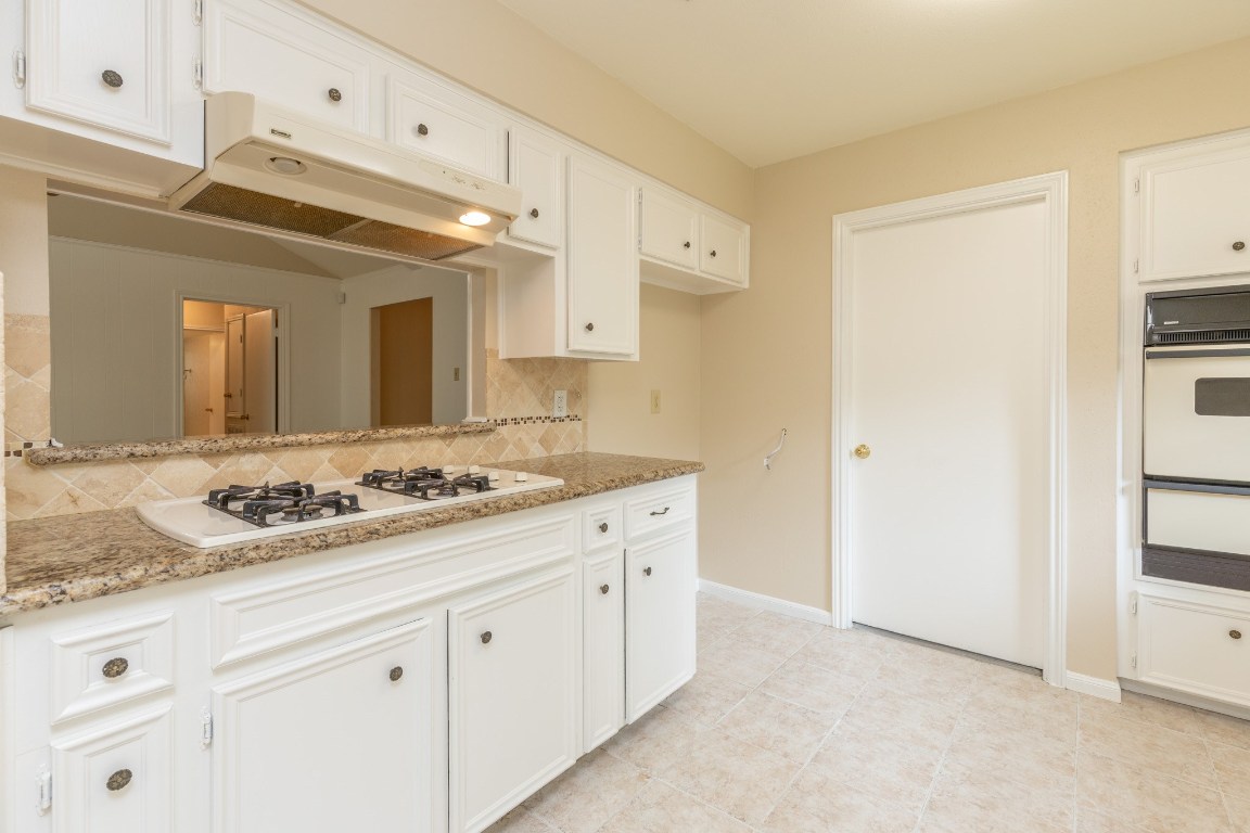 2623 Longleaf Pines Lane Houston, TX 77339 - Photo 13 of 32 a bathroom with a sink and a mirror