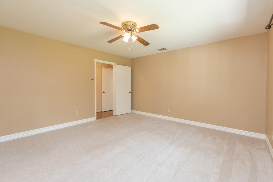 2623 Longleaf Pines Lane Houston, TX 77339 - Photo 18 of 32 an empty room with closet and ceiling fan
