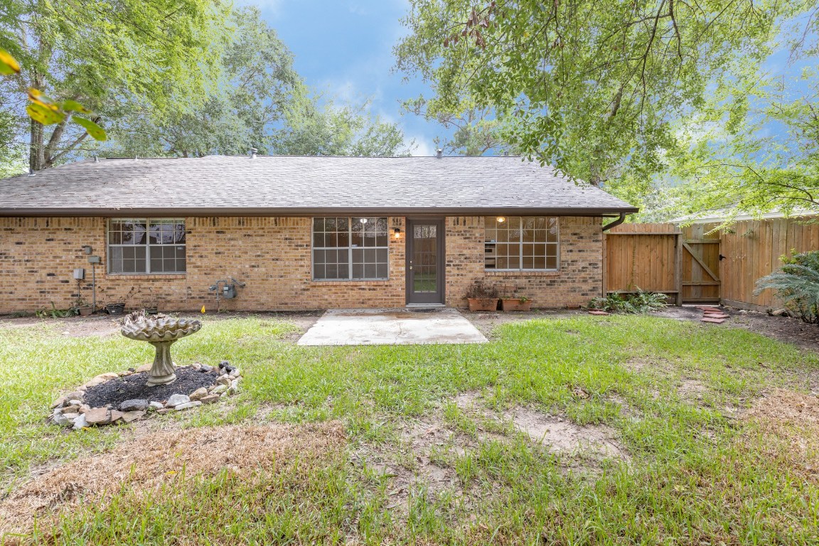 2623 Longleaf Pines Lane Houston, TX 77339 - Photo 30 of 32 a front view of a house with garden