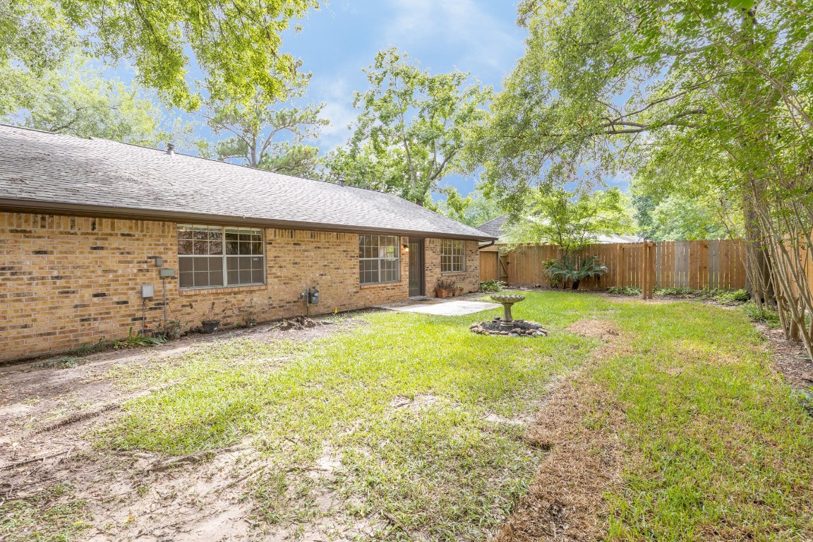 2623 Longleaf Pines Lane Houston, TX 77339 - Photo 32 of 32 a backyard of a house with table and chairs