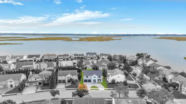 a view of a house with backyard and garden