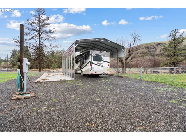a view of a back yard of the house