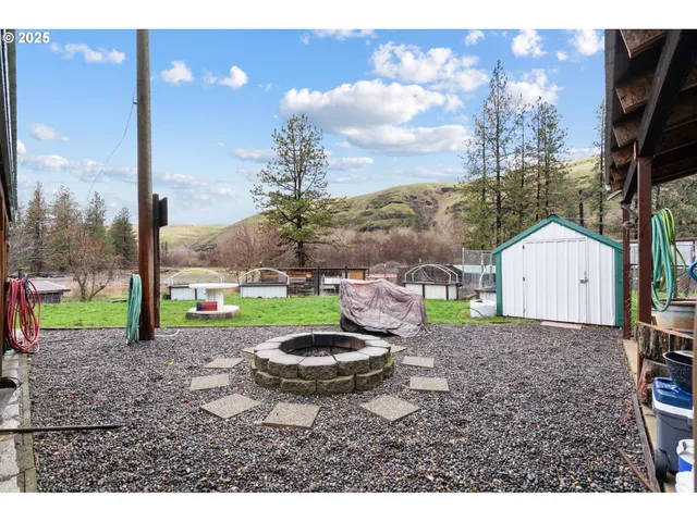 a view of an outdoor space