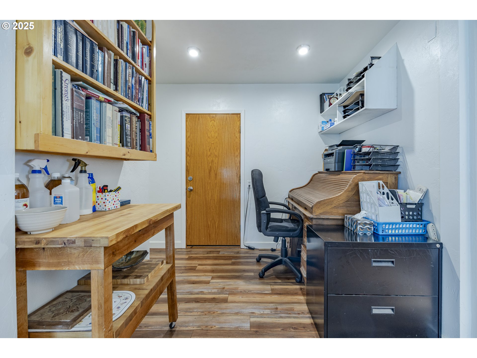 990 Barber Drive Creswell, OR 97426 - Photo 22 of 43 a view of a dining room with furniture