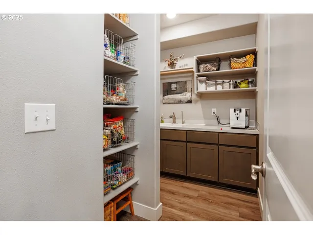 $935,000 | 4300 Old Pacific Highway South, Kelso, WA 98626