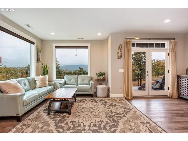 $935,000 | 4300 Old Pacific Highway South, Kelso, WA 98626