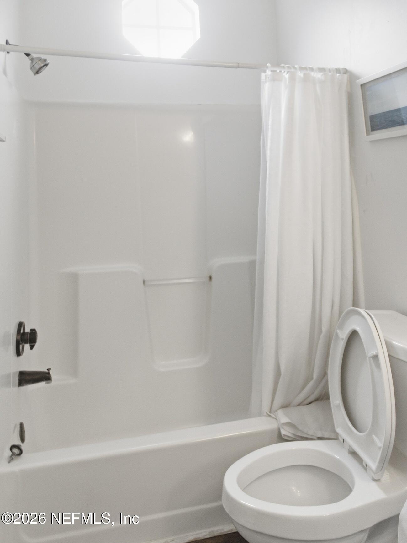 4700 Southwest Archer Road, Unit D27 Gainesville, FL 32608 - Photo 18 of 34 a bathroom with a sink a toilet and a bathtub