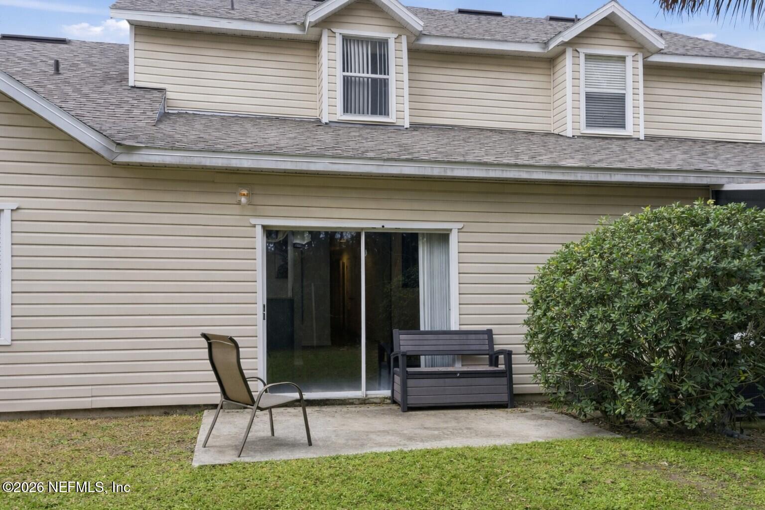 4700 Southwest Archer Road, Unit D27 Gainesville, FL 32608 - Photo 28 of 34 a backyard of a house with seating space