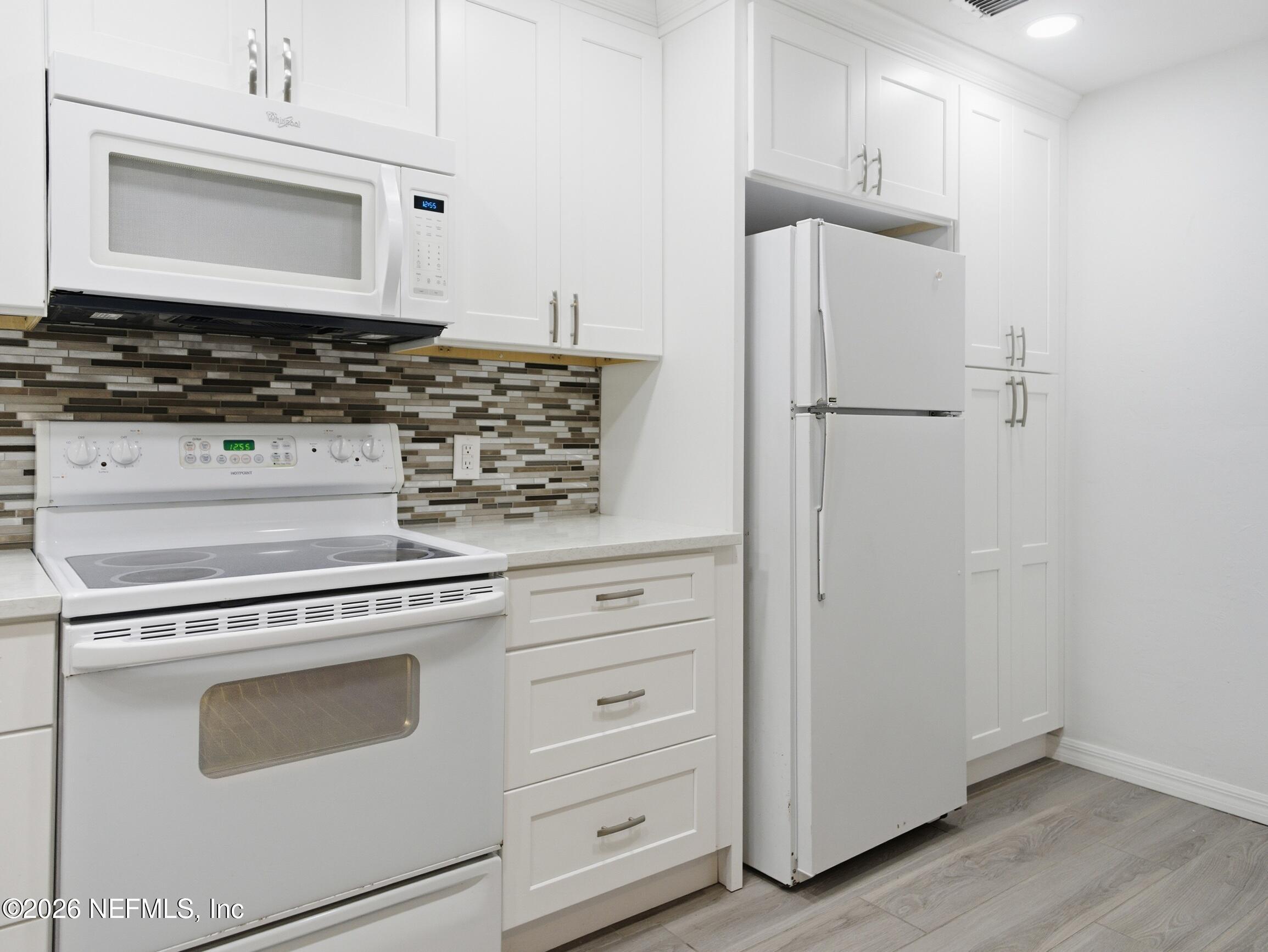 4700 Southwest Archer Road, Unit D27 Gainesville, FL 32608 - Photo 7 of 34 a kitchen with appliances and cabinets