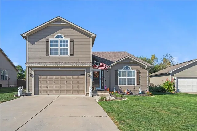 $349,900 | 810 North Cloverdale Court, Independence, MO 64056