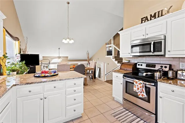 $349,900 | 810 North Cloverdale Court, Independence, MO 64056