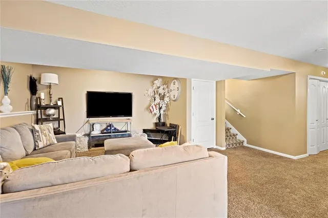 $349,900 | 810 North Cloverdale Court, Independence, MO 64056