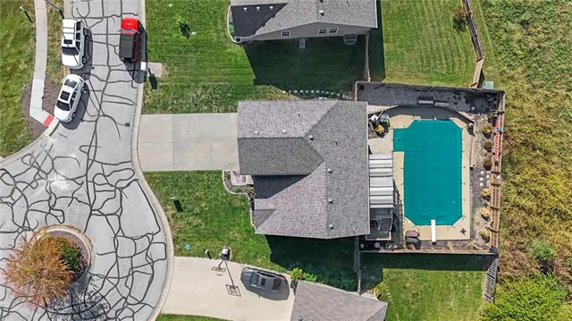 $349,900 | 810 North Cloverdale Court, Independence, MO 64056