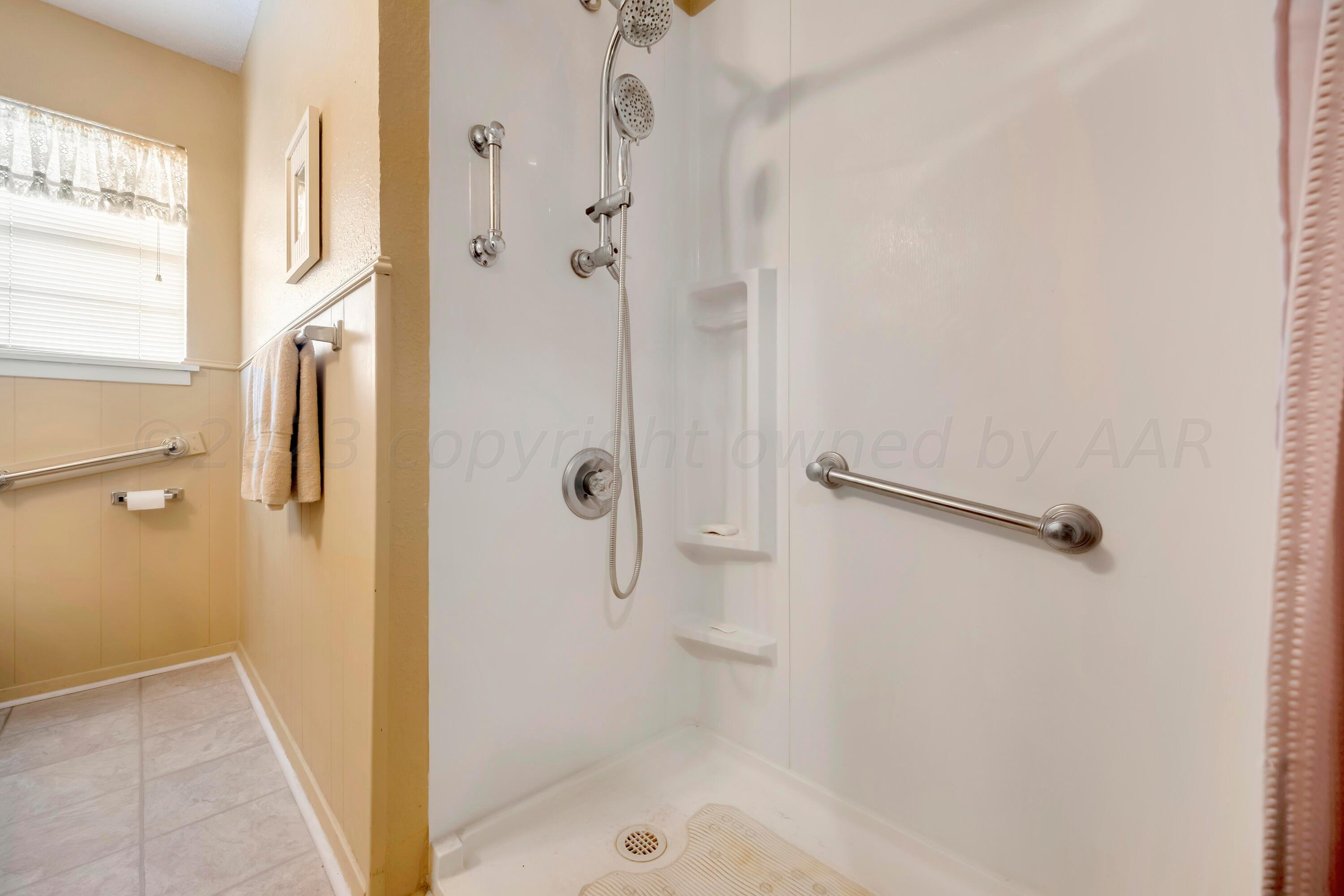 200 West Santa Fe Street Allison, TX 79003 - Photo 19 of 32 a bathroom with a shower