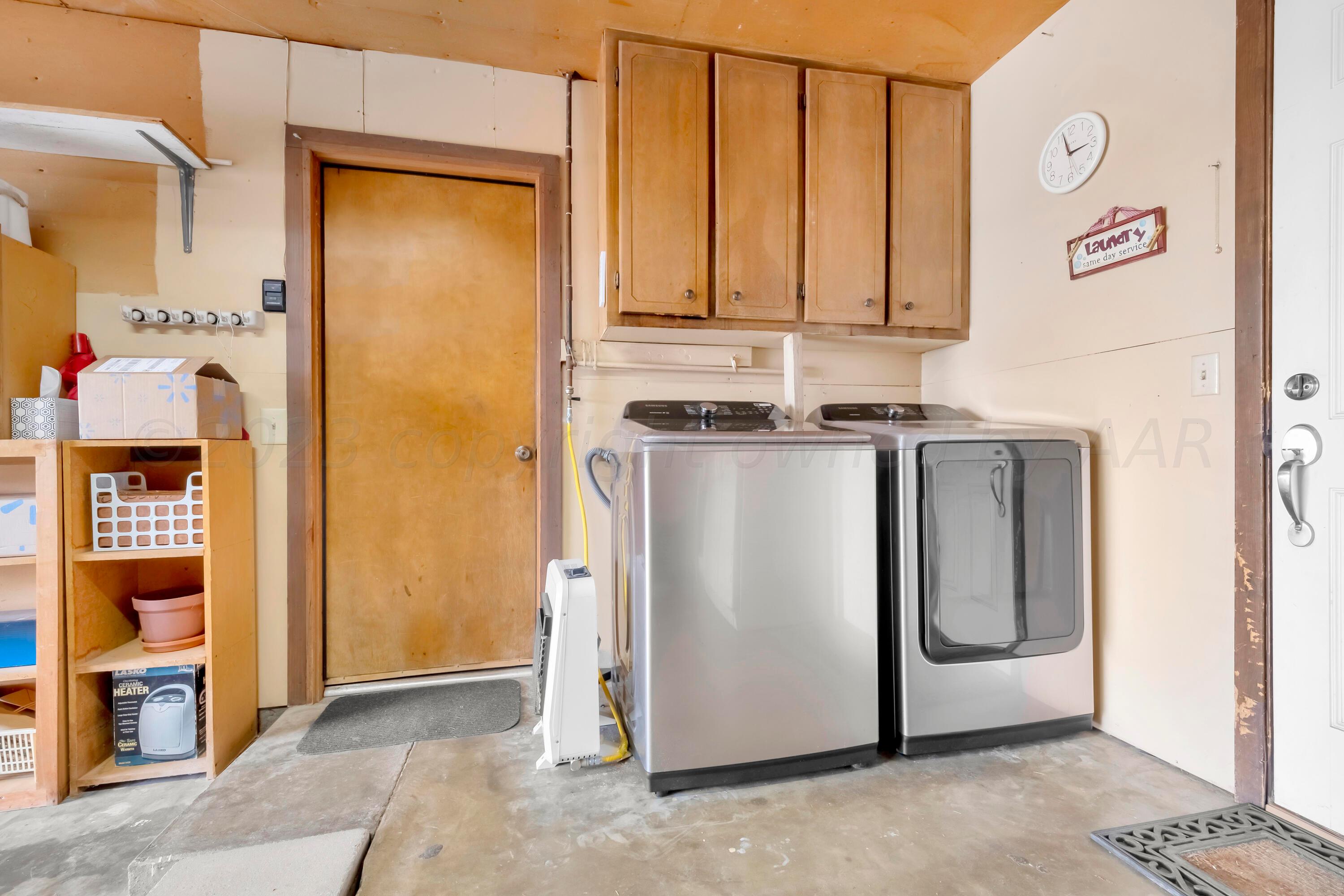 200 West Santa Fe Street Allison, TX 79003 - Photo 22 of 32 a utility room with dryer and washer