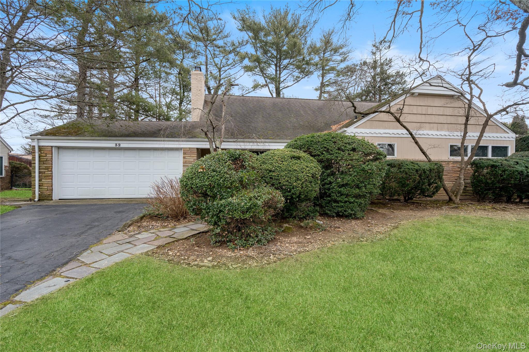 32 Arbor Road East Hills, NY 11577 - Photo 2 of 27