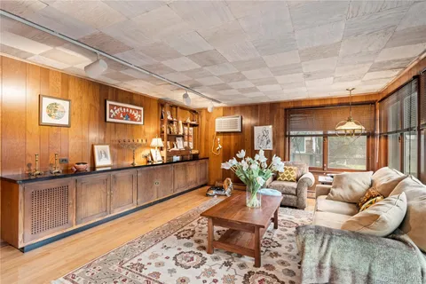 $1,299,000 | 32 Arbor Road, East Hills, NY 11577