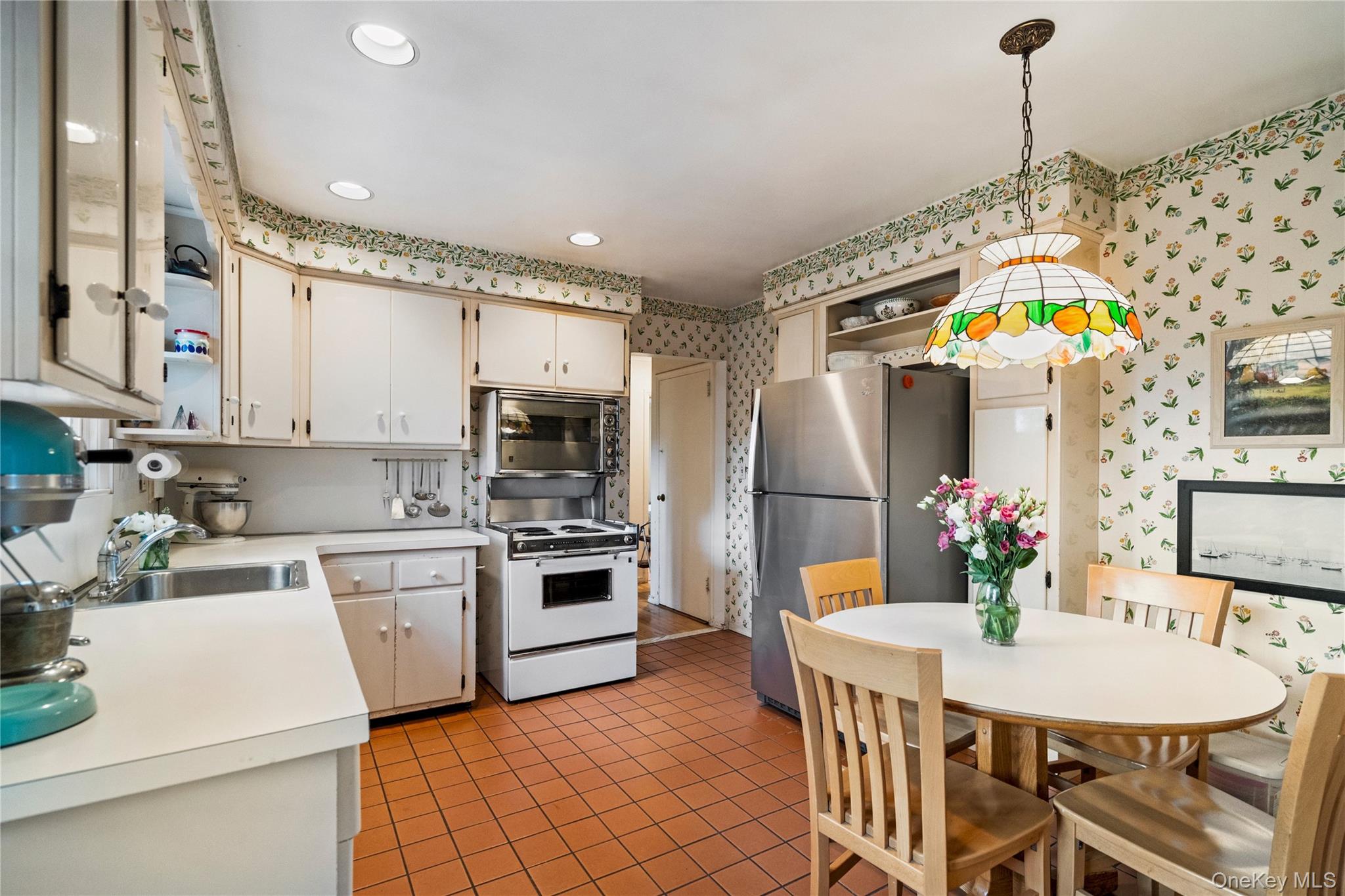 32 Arbor Road East Hills, NY 11577 - Photo 10 of 27