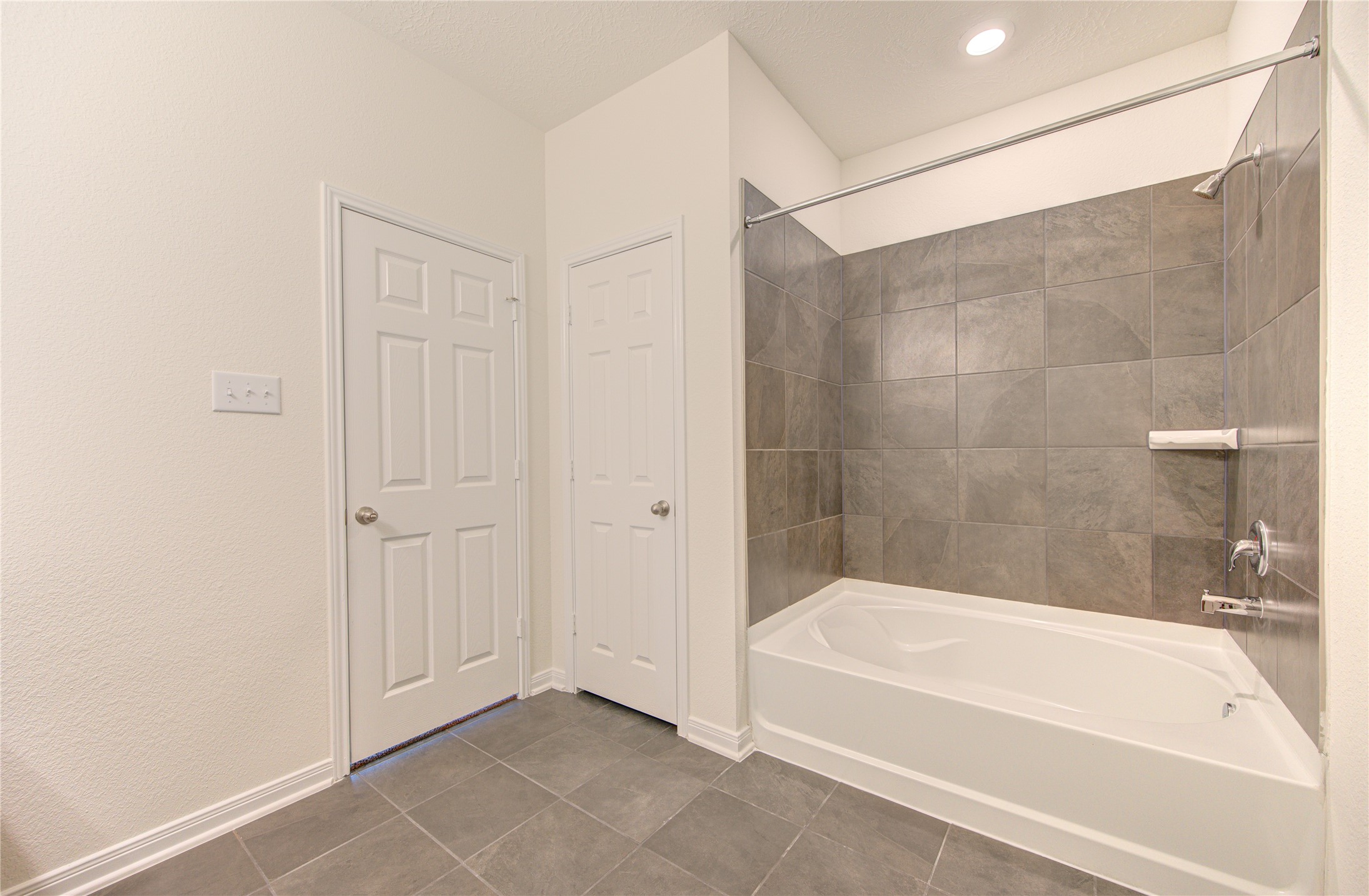 6120 Whitewing Road Rosenberg, TX 77469 - Photo 37 of 50 a spacious bathroom with a bathtub and a shower