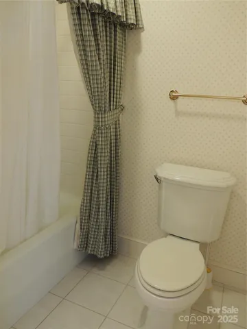 a view of a livingroom with windows