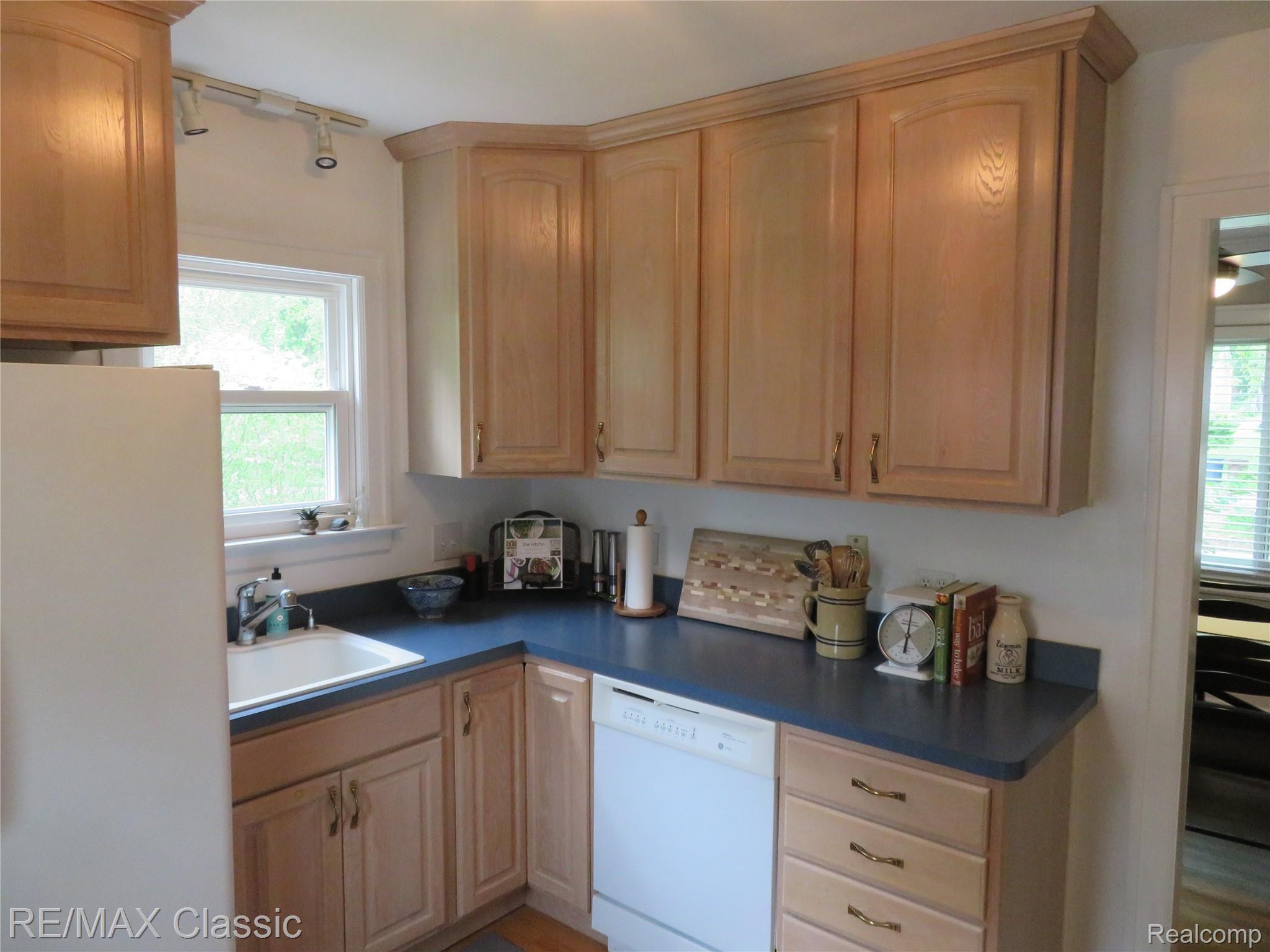160 Riviera Terrace Waterford, MI 48328 - Photo 10 of 49 IMG_3003.JPG