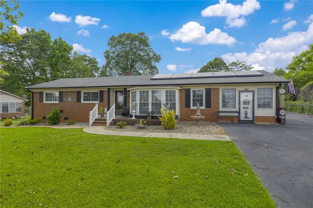 $350,000 | 208 Kenneth Drive, Boiling Springs, SC 29316