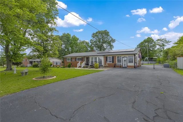 $350,000 | 208 Kenneth Drive, Boiling Springs, SC 29316