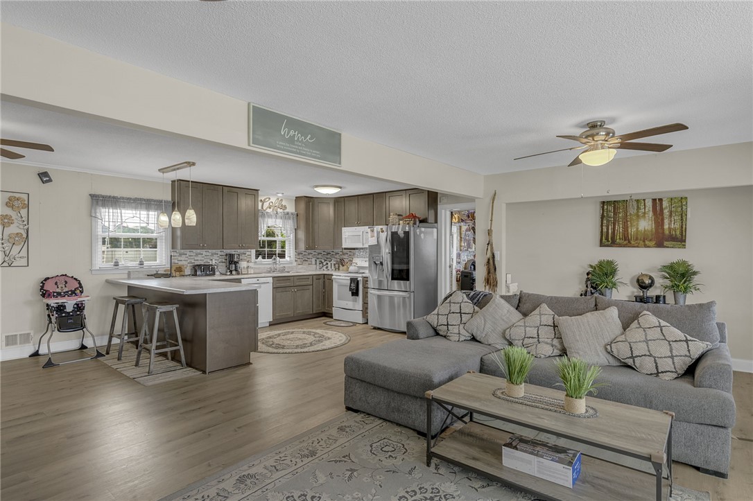 208 Kenneth Drive Boiling Springs, SC 29316 - Photo 5 of 36