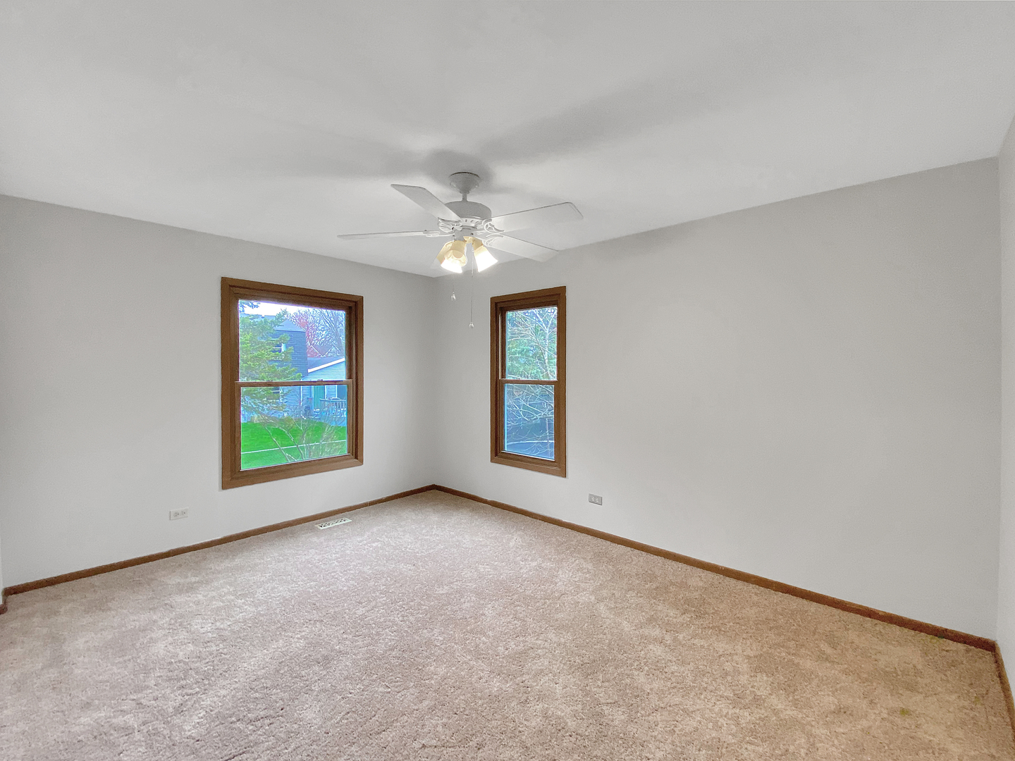 2080 Savannah Road Elgin, IL 60123 - Photo 16 of 17 an empty room with windows and closet