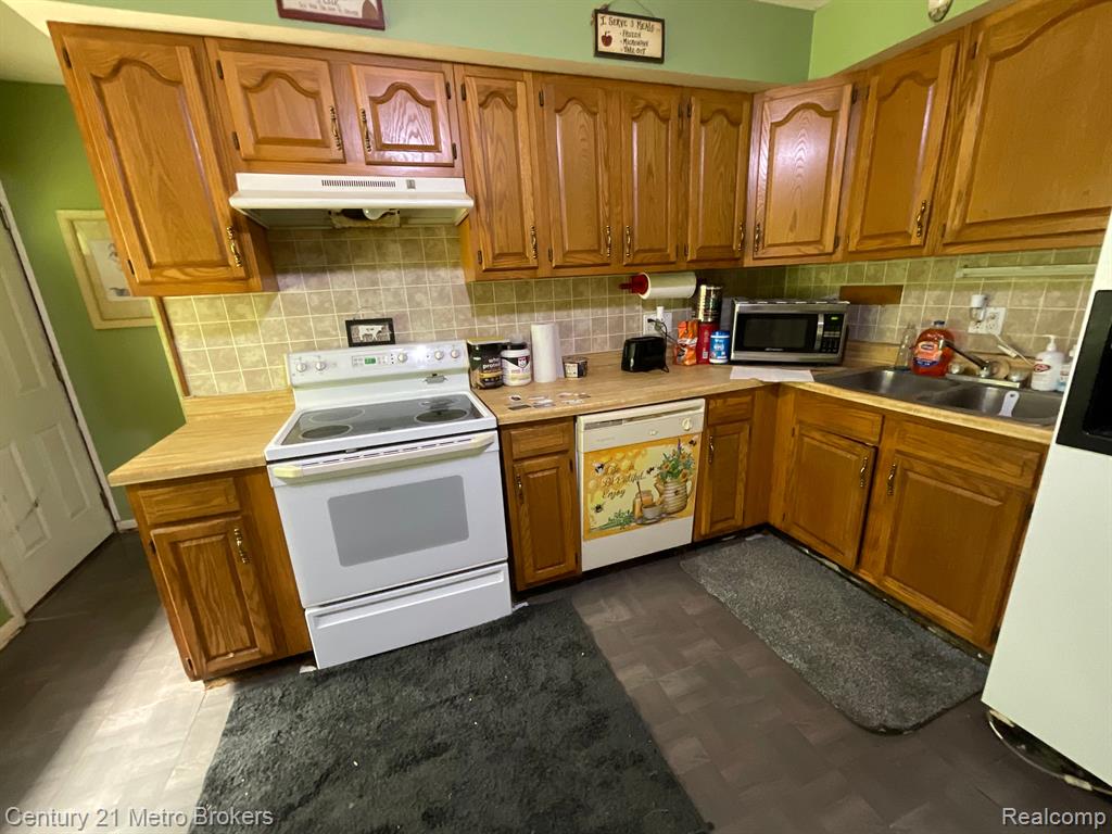 1496 North Hacker Road Howell, MI 48843 - Photo 7 of 25