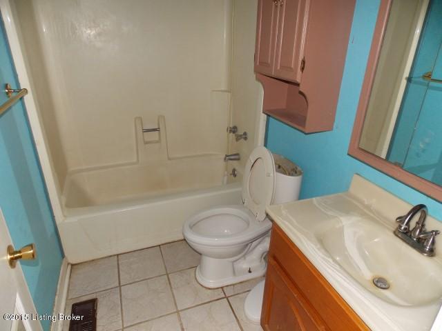 313 Dunroven Road Versailles, KY 40383 - Photo 5 of 8 Bathroom