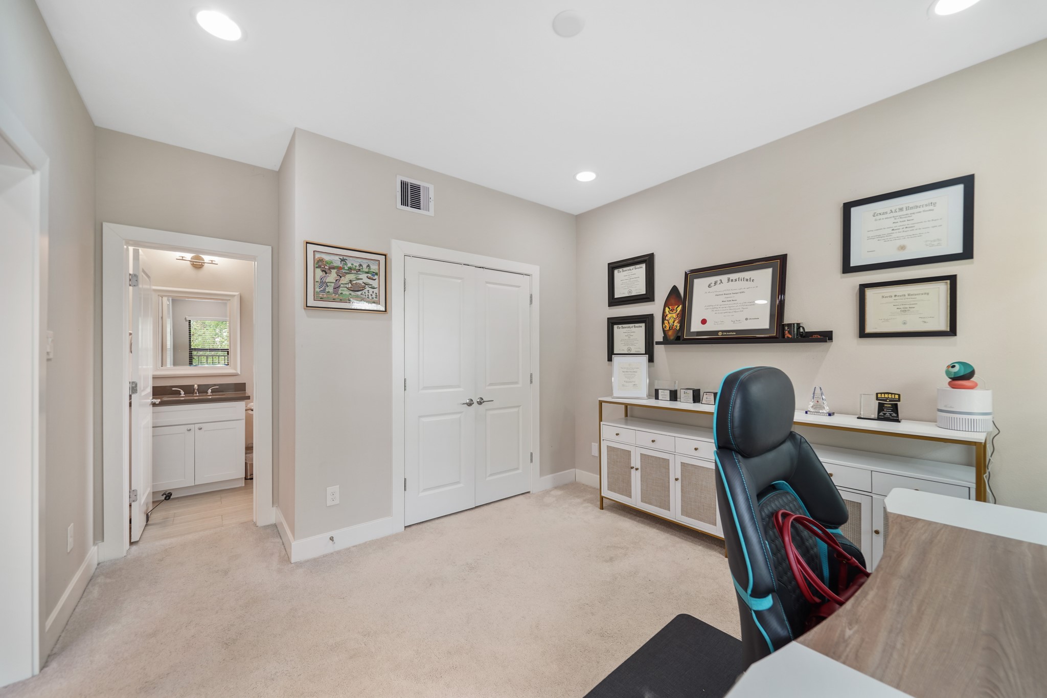 1824 Bonner Street Houston, TX 77007 - Photo 35 of 39 Included is a double door wardrobe storage closet and an ensuite bath.