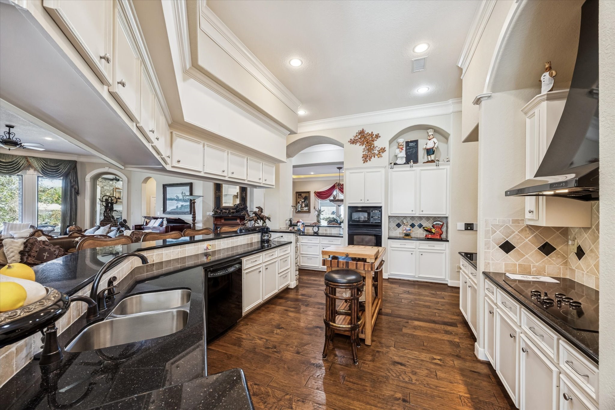 16372 Highway 6 Navasota, TX 77868 - Photo 17 of 49 a kitchen with lots of counter top space