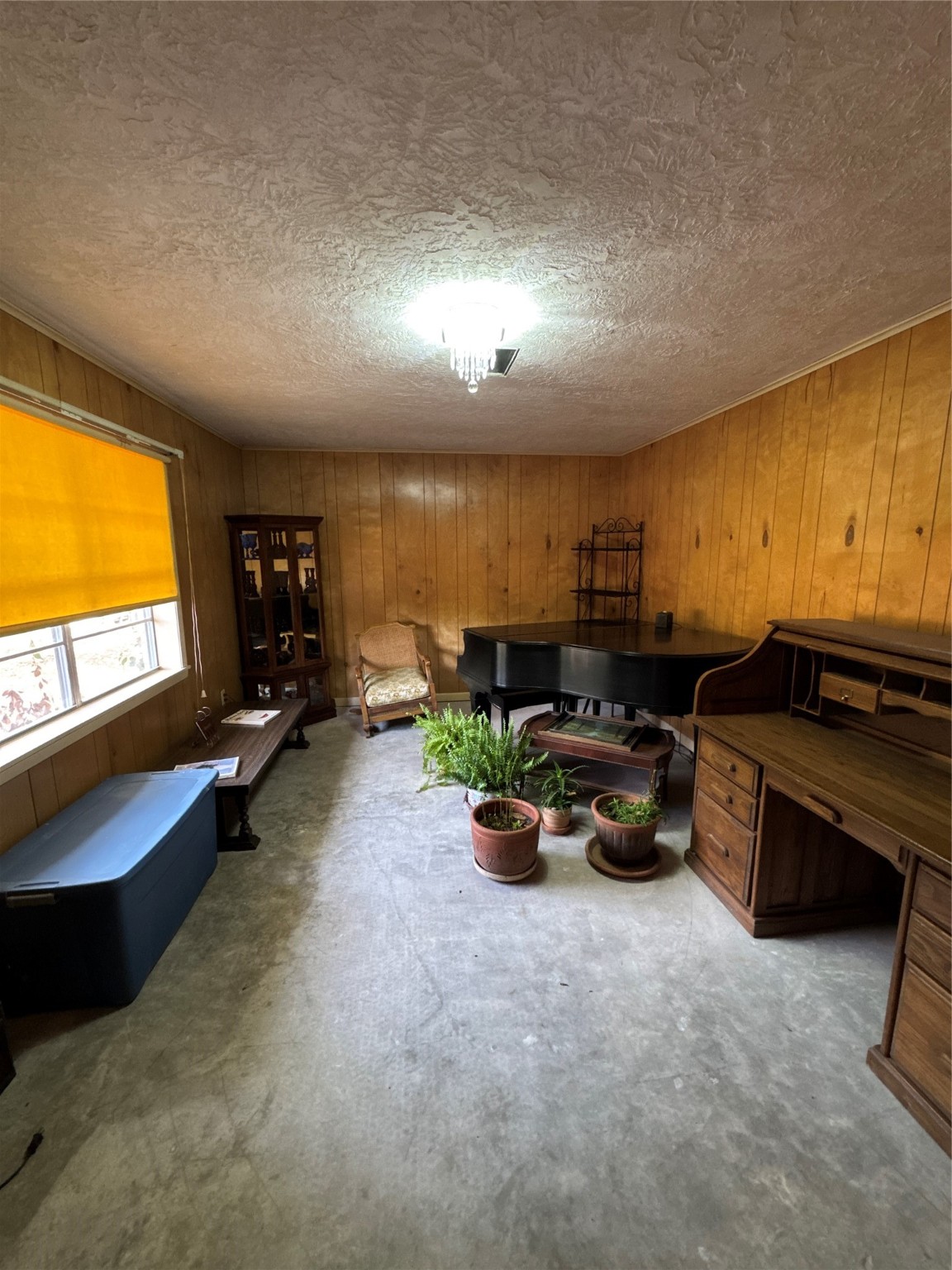 263 County Road 355 Jasper, TX 75951 - Photo 15 of 45 a living room with furniture gym equipment and a large window