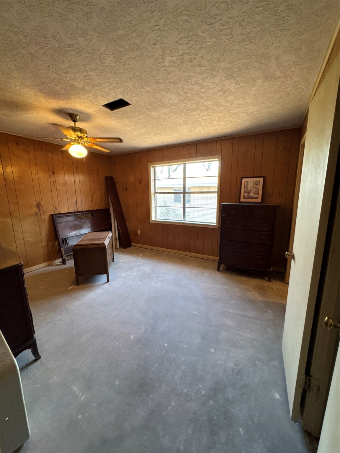 263 County Road 355 Jasper, TX 75951 - Photo 26 of 45 a living room with a window and a dresser