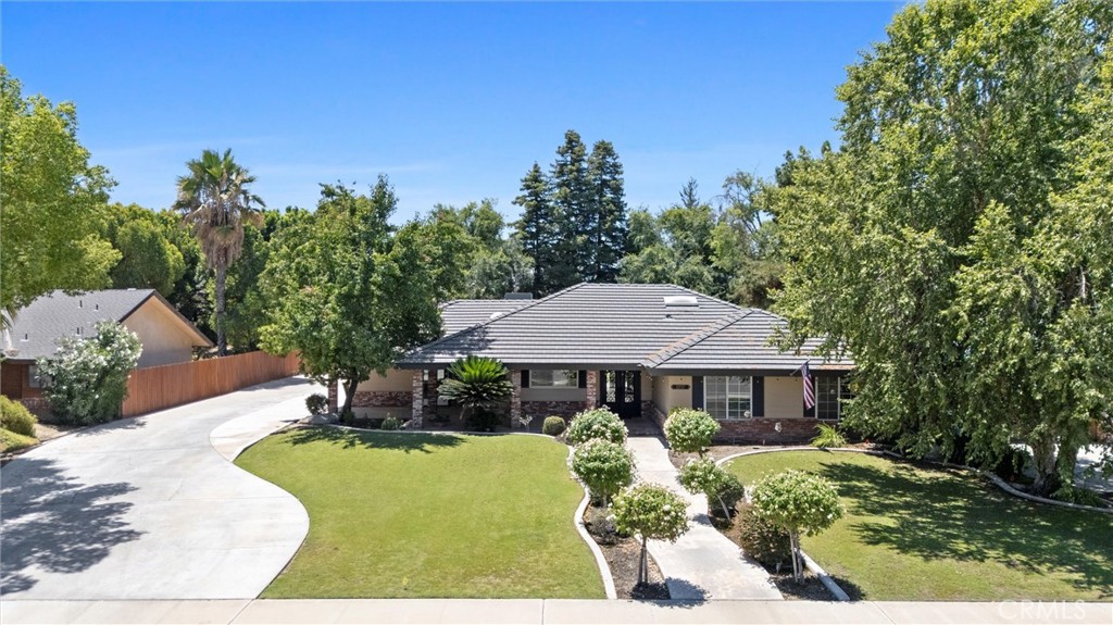 11717 Old Town Road Bakersfield, CA 93312 - Photo 4 of 61 a front view of a house with a yard
