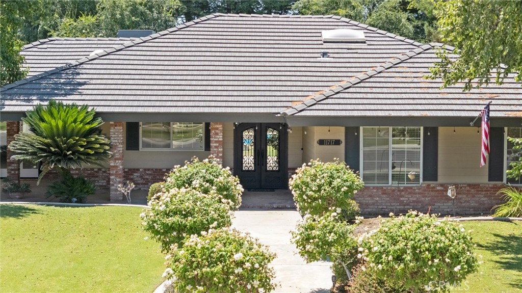 11717 Old Town Road Bakersfield, CA 93312 - Photo 5 of 61 a front view of house with yard