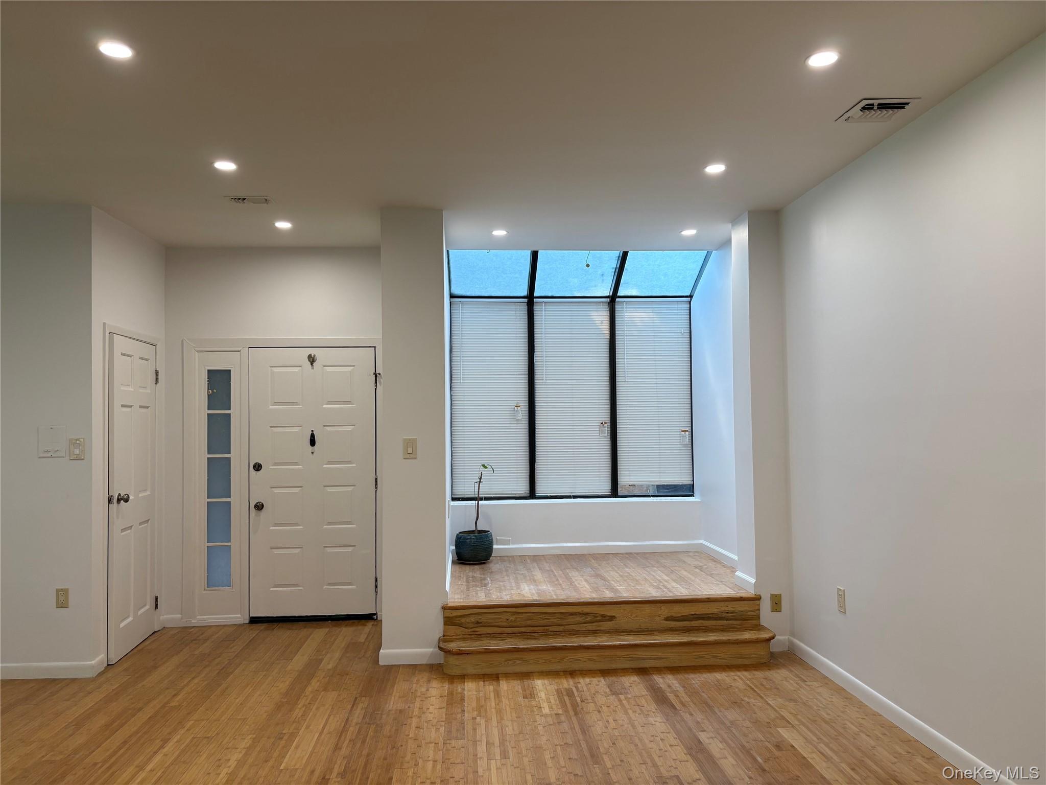130 South Middle Neck Road, Unit 6 Great Neck, NY 11021 - Photo 3 of 12 Gallery Image 3