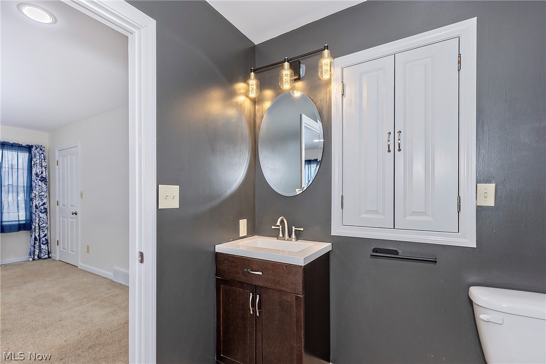 917 Brunswick Road Cleveland Heights, OH 44112 - Photo 21 of 42 Updated primary bath with built in linen cupboard.
