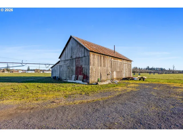 a view of a back yard
