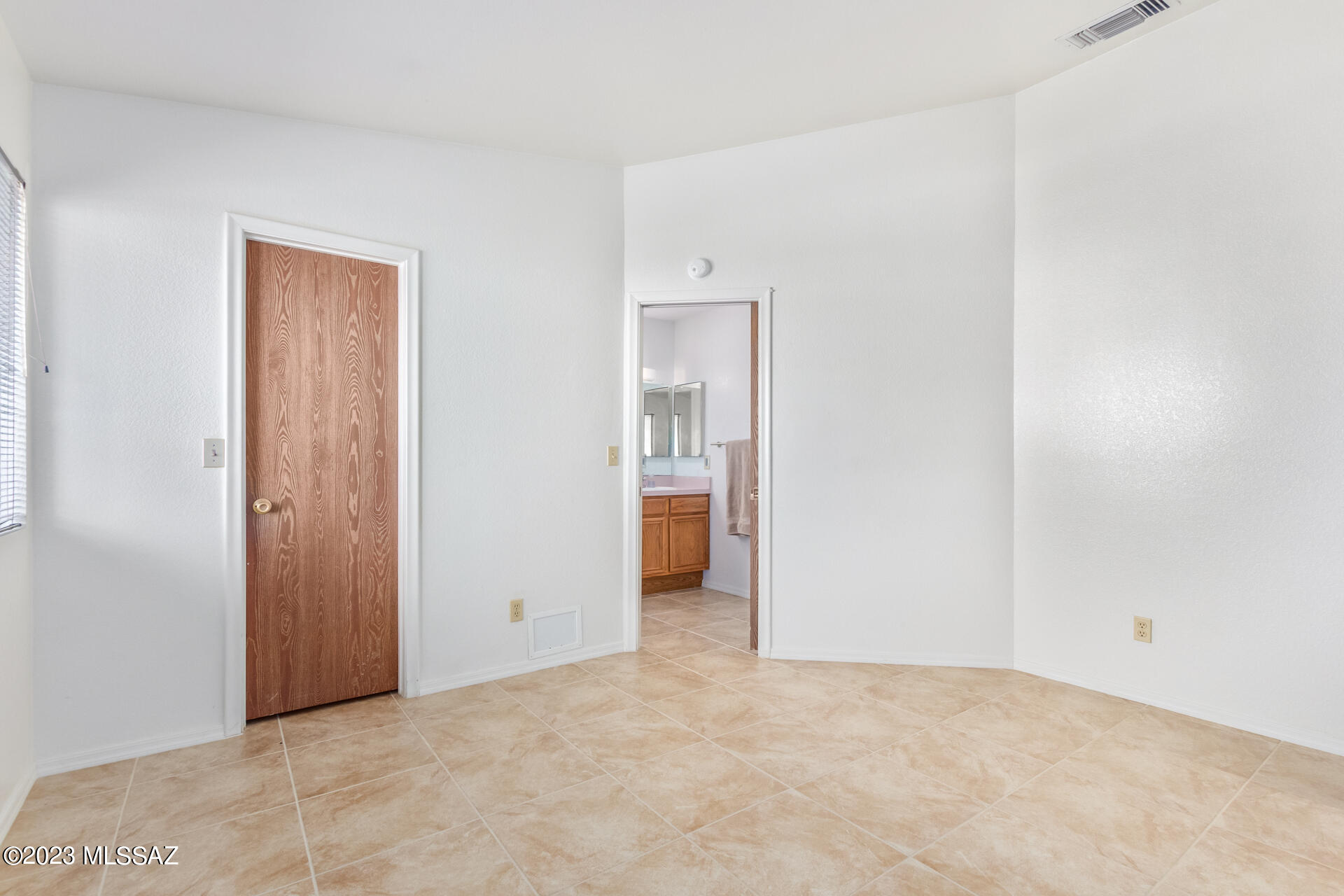 2701 West Firebrook Road Tucson, AZ 85741 - Photo 18 of 28 an empty room with an entrance to other room