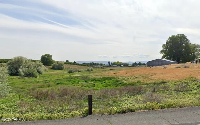 a view of a lake and outdoor space