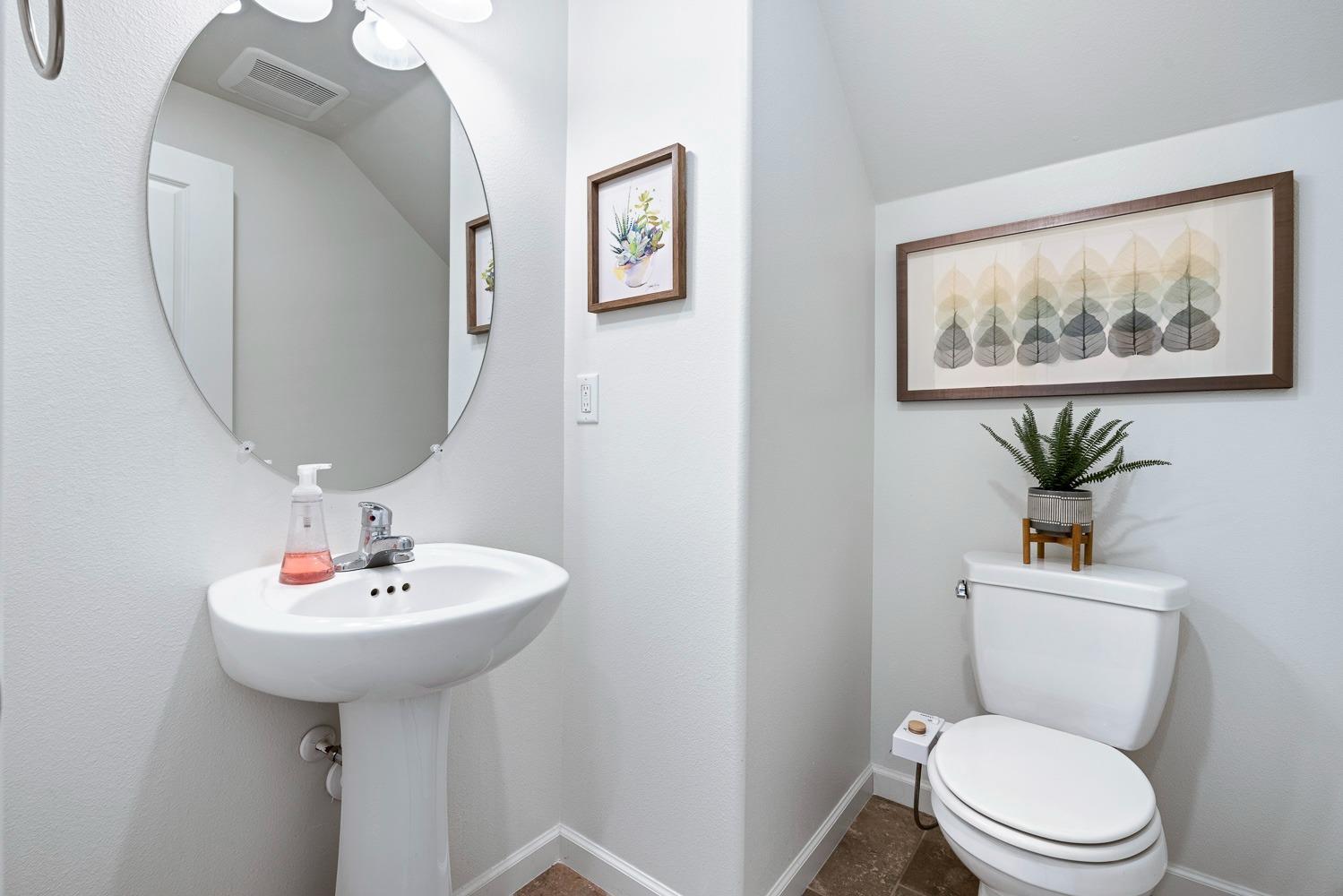 3606 Parkstone Way Clovis, CA 93619 - Photo 16 of 38 a bathroom with a toilet a sink and a mirror