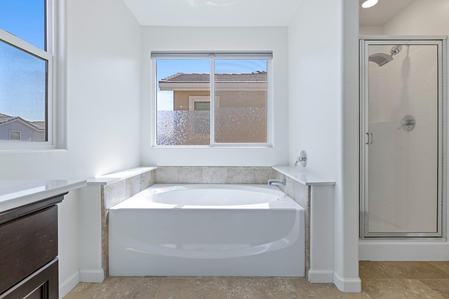 3606 Parkstone Way Clovis, CA 93619 - Photo 25 of 38 a bathroom with bathtub