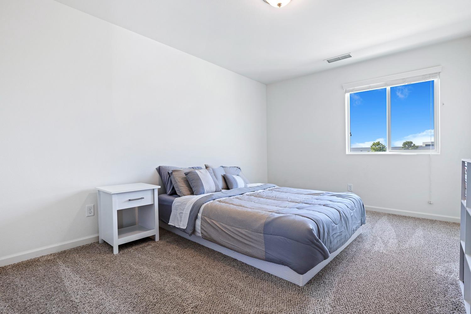 3606 Parkstone Way Clovis, CA 93619 - Photo 30 of 38 a bedroom with a bed and a window